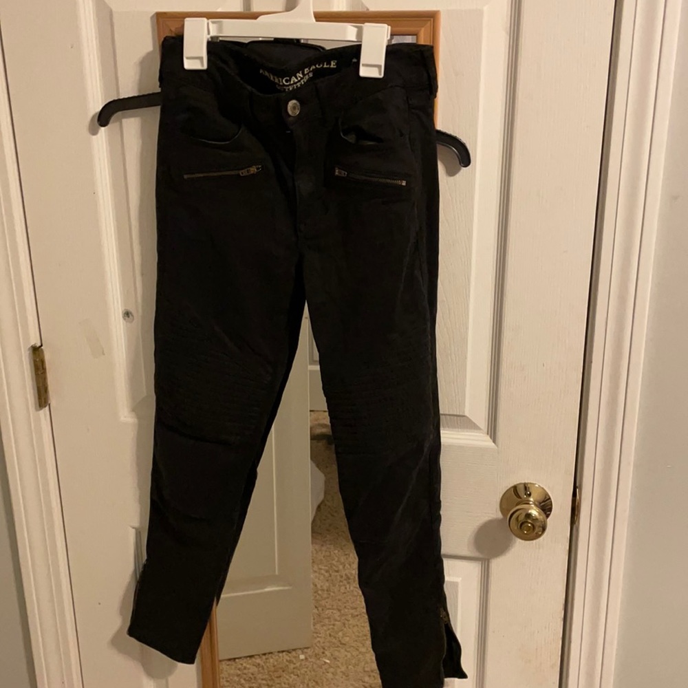 American Eagle super super stretch jeans with ribbed material at the knees